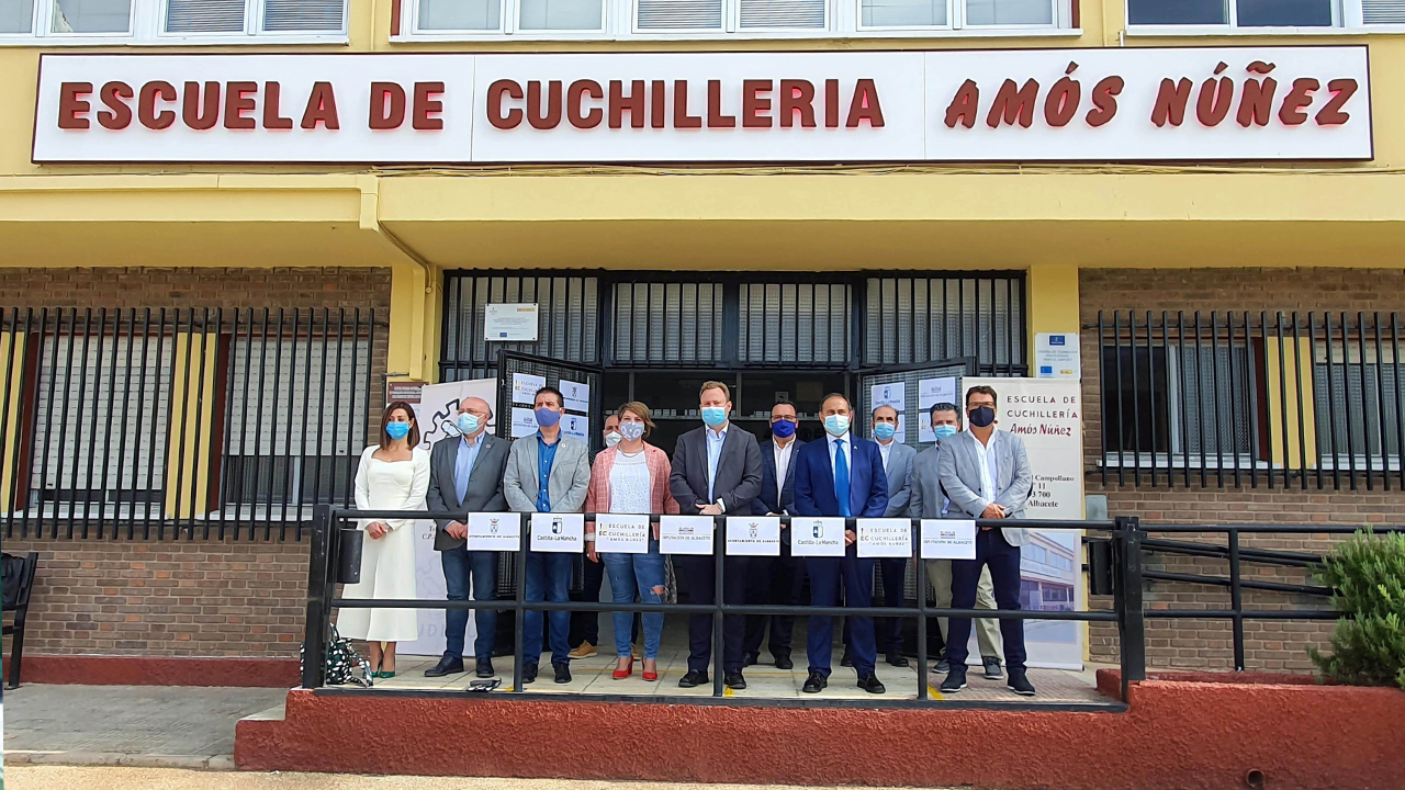 Cabañero subraya el gran papel de FUDECU y la Escuela de Cuchillería ‘Amós Núñez’ como nexos de unión entre la historia y el futuro del sector